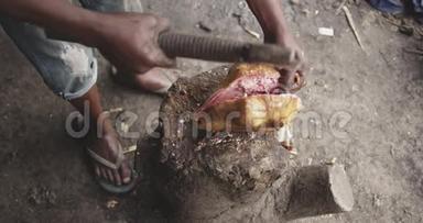 非洲男人用斧头砍肉